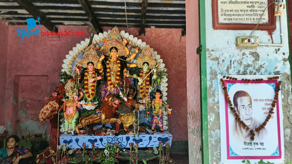তিনশ বছরের পুরোনো পূজায় একদিন