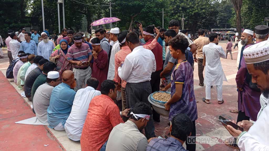 আন্দোলনকারীদের একটি অংশ আগেই শহীদ মিনারে চলে যায়।
