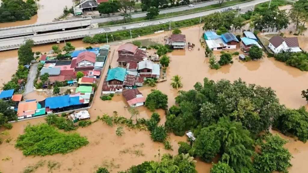 থাইল্যান্ডে টানা কয়েকদিনের ভারি বৃষ্টিতে নদীর পানি উপচে ব্যাপক বন্যা দেখা দিয়েছে। ছবি: ব্যাংকক পোস্ট 