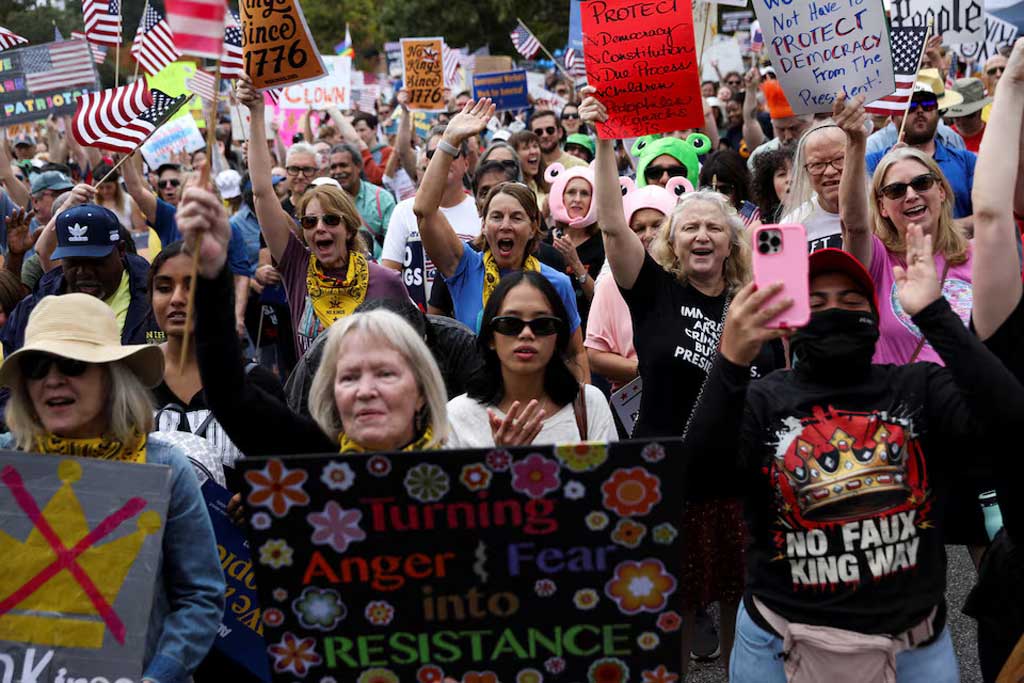 জর্জিয়ার আটলান্টায় ট্রাম্পবিরোধী বিক্ষোভে নানা বয়সী হাজারো নারী পুরুষ। ছবি: রয়টার্স