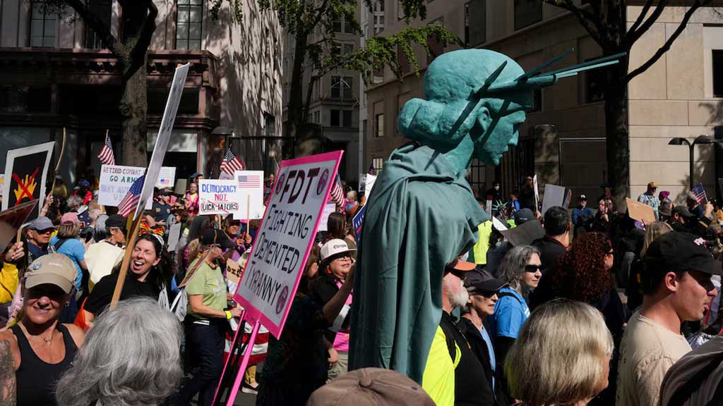 ওয়াশিংটন ডিসিতে উৎসবমুখর পরিবেশে ‘নো কিংস’ বিক্ষোভ। ছবি: রয়টার্স