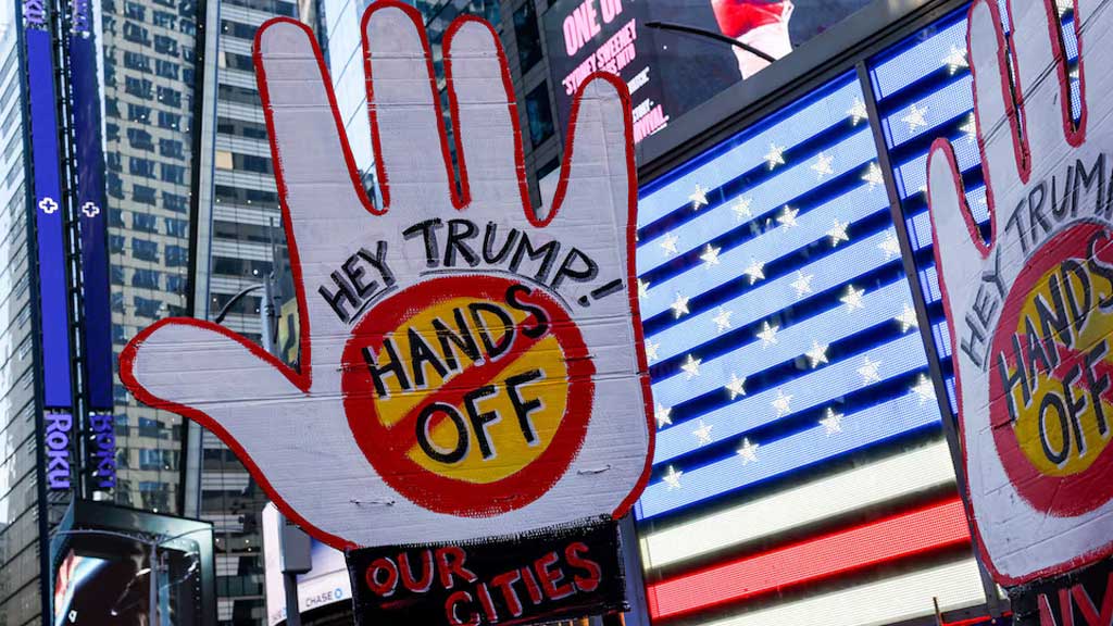 নিউ ইয়র্কের এক ব্যানার। ছবি: রয়টার্স