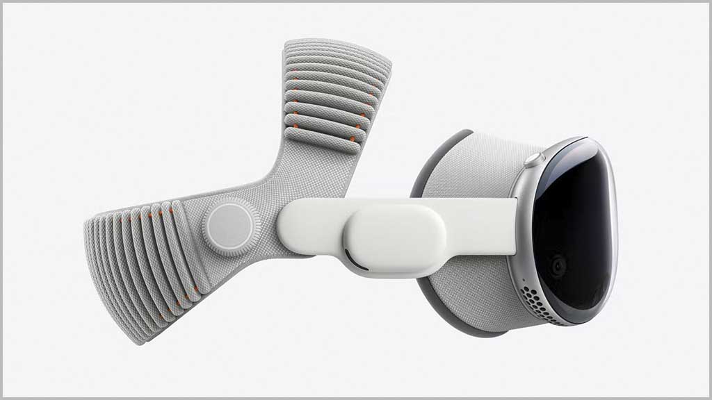 এবারই প্রথম হেডসেটটির আপডেট এল। ছবি: অ্যাপল