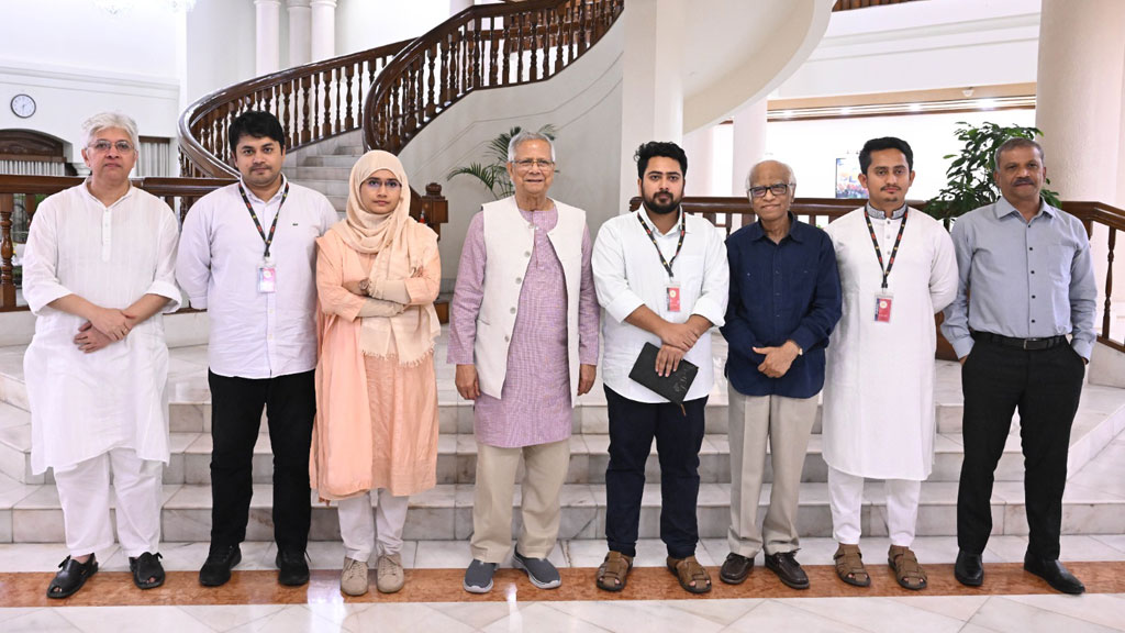 প্রধান উপদেষ্টা মুহাম্মদ ইউনূসের সঙ্গে এনসিপি নেতারা। ছবি: প্রধান উপদেষ্টার কার্যালয়