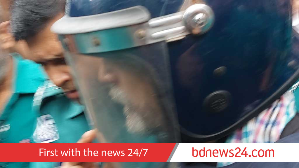‘আব্বু, আব্বু’ বলে ডাক কন্যাদের, হাত নাড়িয়ে সাড়া বারকাতের