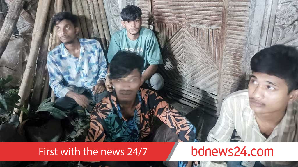 মোহাম্মদপুরে প্রকাশ্যে চাপাতি দেখিয়ে ছিনতাই, গ্রেপ্তার ৪