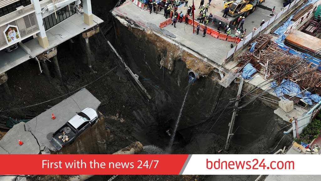 ব্যাংককের কেন্দ্রস্থলে হঠাৎ রাস্তা ভেঙে পড়ে তৈরি হল বিশাল গর্ত