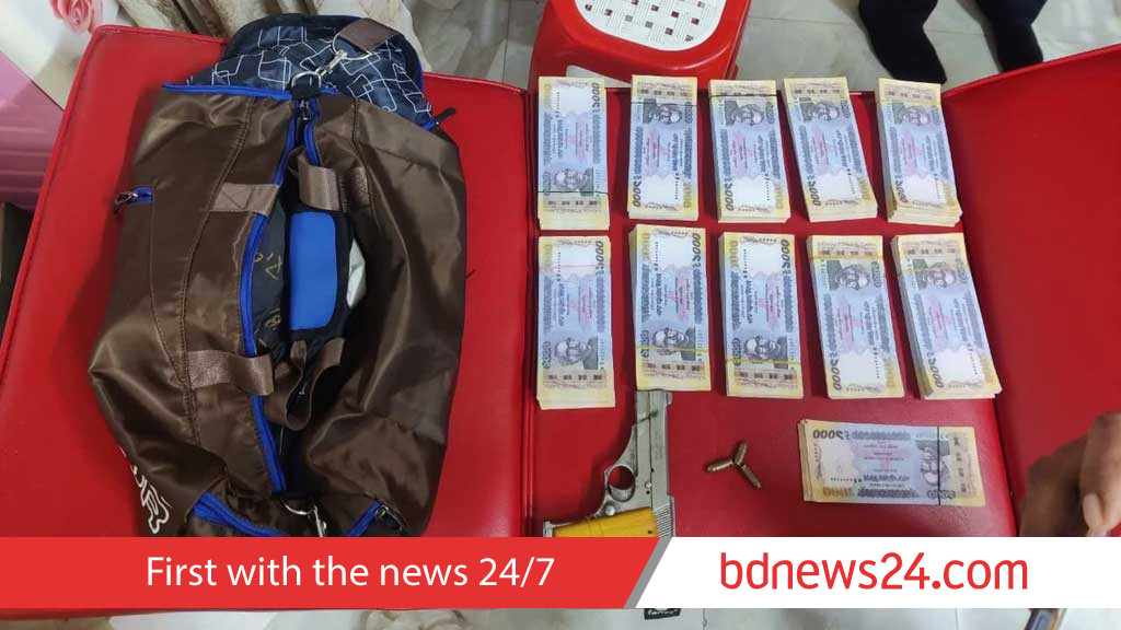 ব্রাহ্মণবাড়িয়ায় ‘পার্লারে রেখে যাওয়া ব্যাগে মিলল পিস্তল ও বিপুল নকল টাকা’