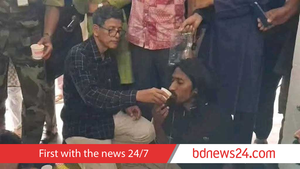 উপাচার্যের আশ্বাসে অনশন ভাঙলেন চট্টগ্রাম বিশ্ববিদ্যালয়ের ৯ শিক্ষার্থী