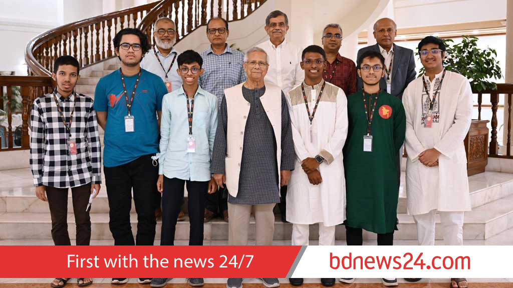 প্রধান উপদেষ্টার সঙ্গে অলিম্পিয়াডে ব্রোঞ্জজয়ী ৬ শিক্ষার্থীর সাক্ষাৎ