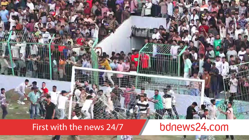 কক্সবাজারে ফুটবল খেলার দর্শকদের হামলায় স্টেডিয়াম এলাকা রণক্ষেত্র