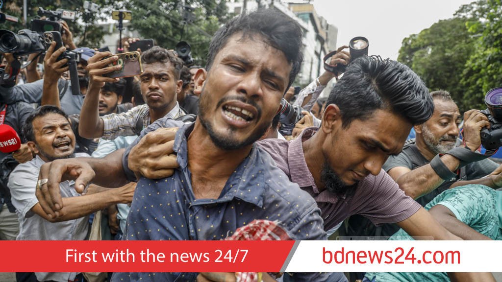 স্মার্টফোনের চোখ: জাবাবদিহি নাকি সামাজিক শাসনের অস্ত্র?