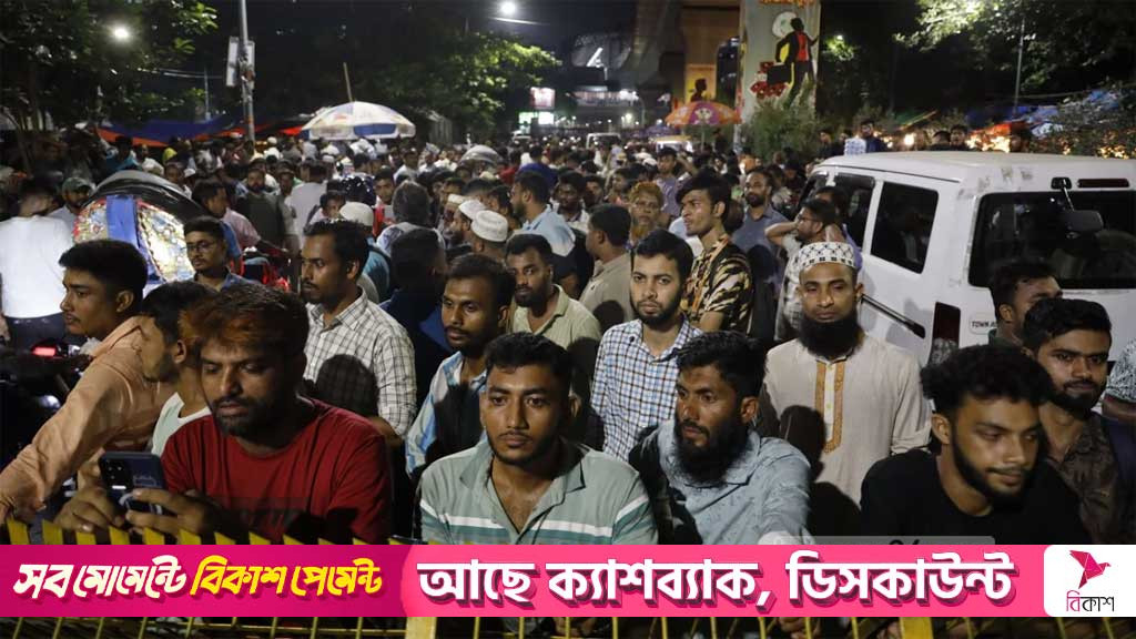 ডাকসুর ভোট গণনা ঘিরে ঢাকা বিশ্ববিদ্যালয়ের প্রবেশপথে জমায়েত