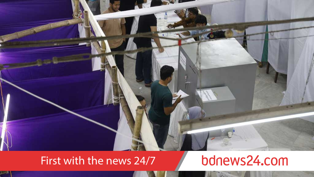 ডাকসু নির্বচন: এক ভোটারকে দুই ব্যালট, পোলিং অফিসারকে অব্যাহতি
