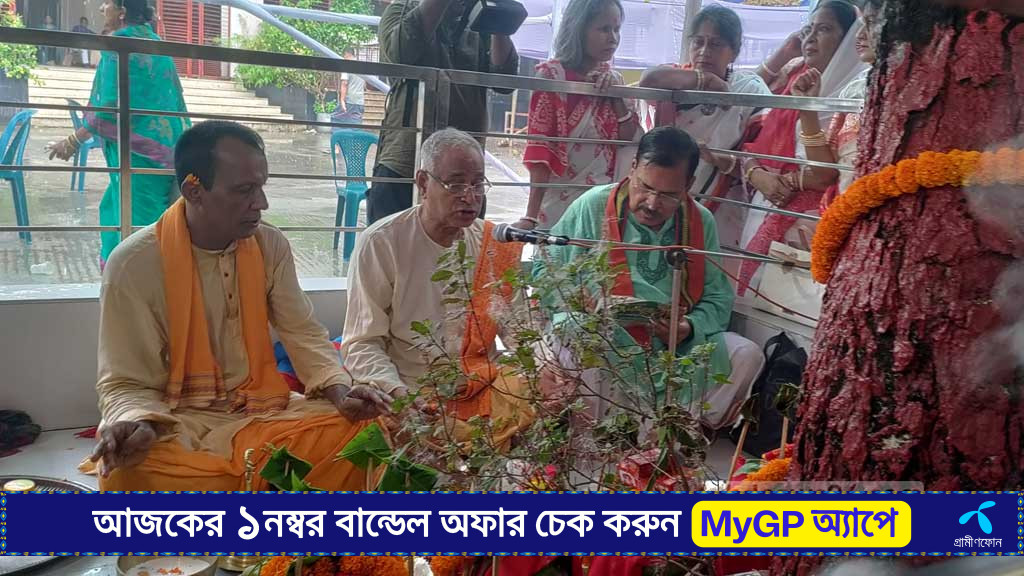 মণ্ডপে ত্রিনয়নী, ষষ্ঠীতে শুরু দুর্গোৎসব