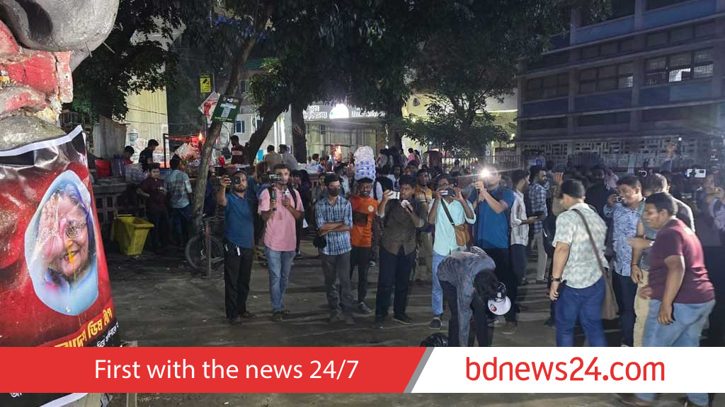 টিএসসিতে শেখ হাসিনার ছবিতে ডিম নিক্ষেপ