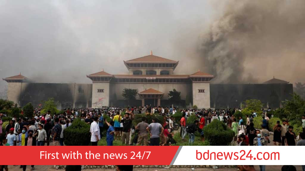 প্রধানমন্ত্রীর পদত্যাগেও থামছে না অশান্তি, নেপালের পার্লামেন্ট ভবনে আগুন