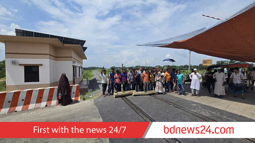 ফরিদপুরে মহাসড়কের পাশাপাশি এবার রেলপথ অবরোধ