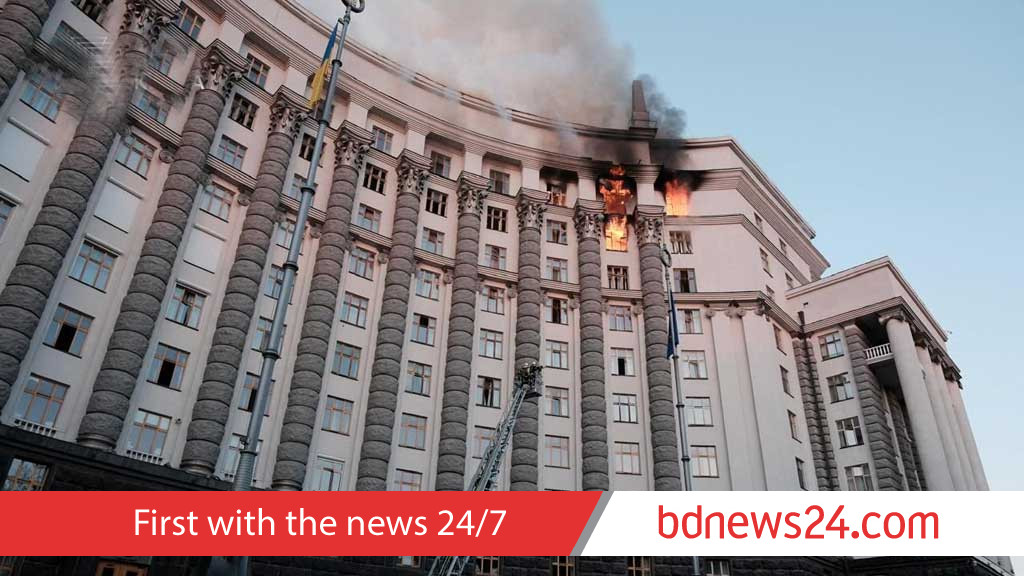 রাশিয়ার বৃহত্তম আকাশ হামলায় ইউক্রেইনের প্রধান সরকারি ভবনে আগুন