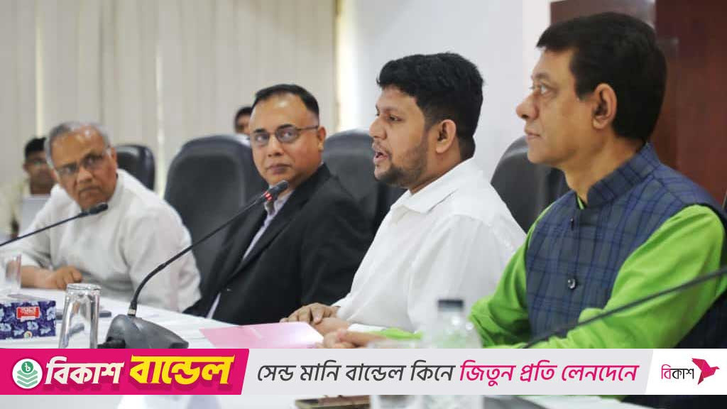 ‘গদি কখন চলে যায়’, তথ্য উপদেষ্টা ‘ক্রাইসিসে’