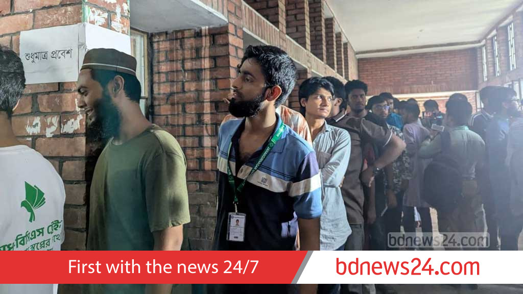 জাকসু: ভোট দিয়ে শিক্ষার্থীদের উচ্ছ্বাস, চাইছেন ভালো কিছু হোক