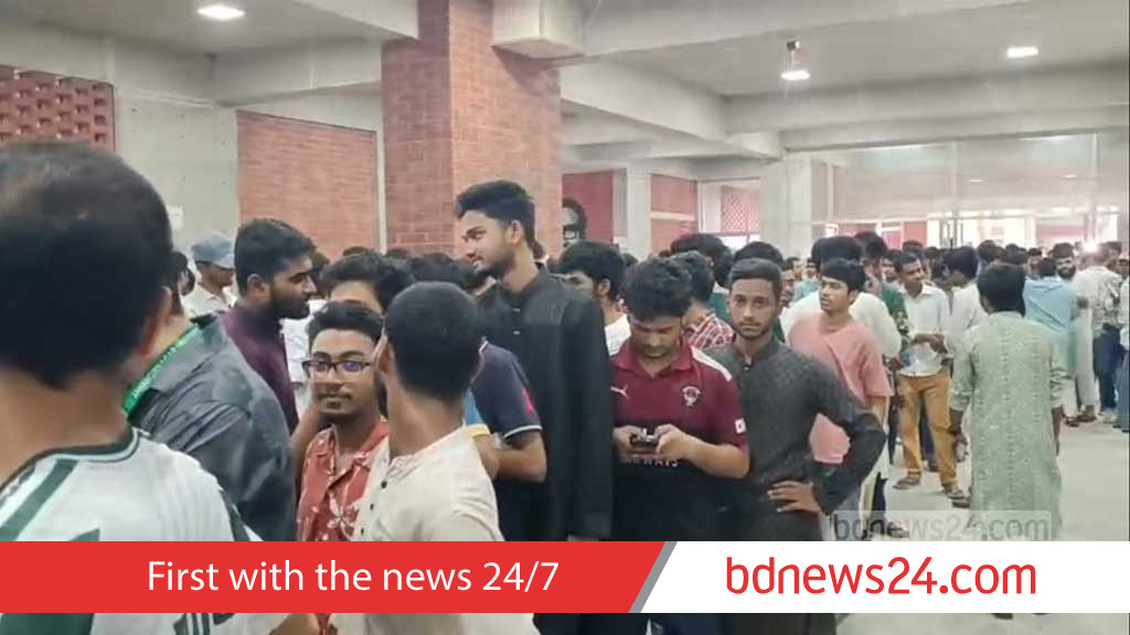 জাকসু: তাজউদ্দিন হল কেন্দ্রে ভোট বন্ধ ছিল আধাঘণ্টা, দীর্ঘ লাইন