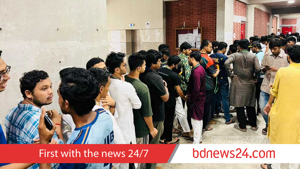 জাকসু: ৫টার পরেও কাজী নজরুল হলে ভোটারের লাইন