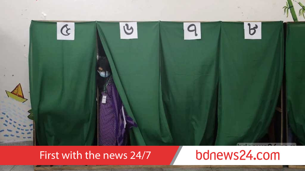 জাকসু নির্বাচন: নারীদের ভোটকেন্দ্রে সাংবাদিক প্রবেশে বাধা