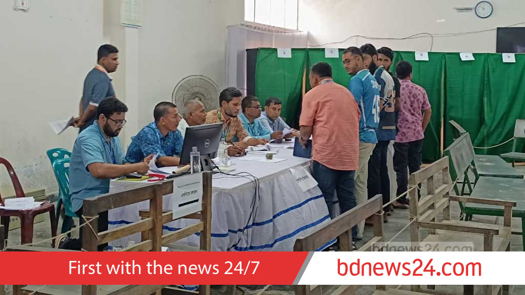বৃষ্টিভেজা জাকসু ভোট, ৩ ঘণ্টায় কোথাও স্বাভাবিক, কোথাও কম