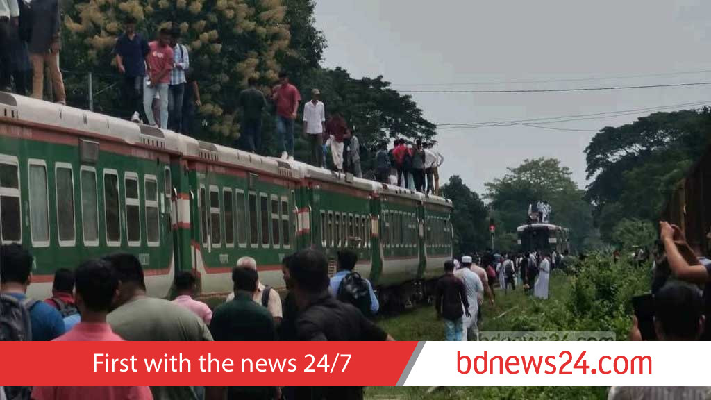 ঢাকাগামী কালনী এক্সপ্রেস চলন্ত অবস্থায় দুই ভাগ