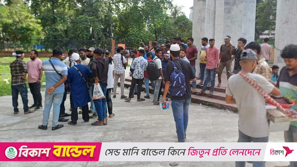 মালয়েশিয়ার স্বপ্নভঙ্গ: কারওয়ান বাজারে সোয়া ঘণ্টা সড়ক অবরোধ