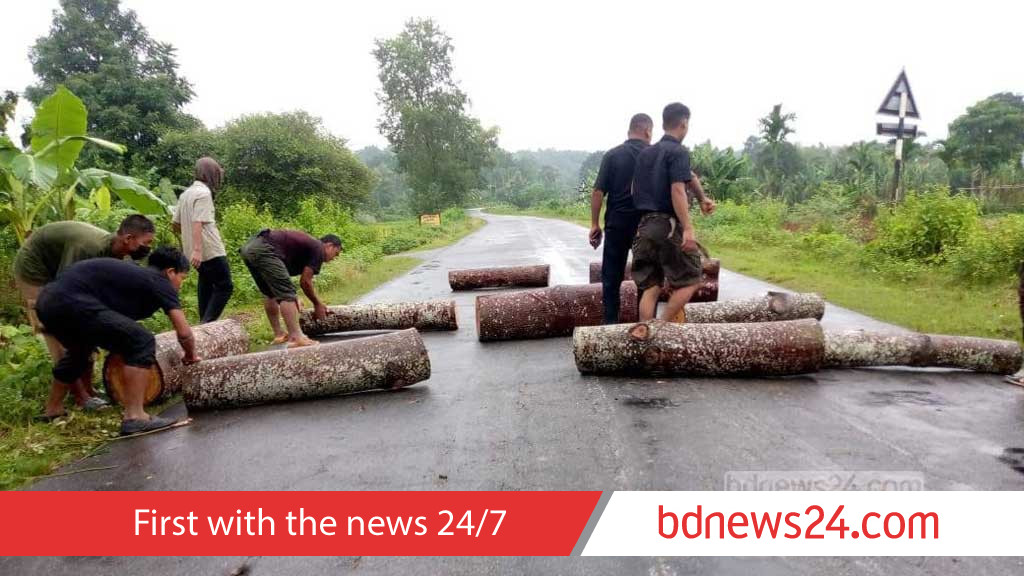 ‘গ্রামবাসীর ওপর গুলি’র প্রতিবাদে খাগড়াছড়িতে আধাবেলার সড়ক অবরোধ