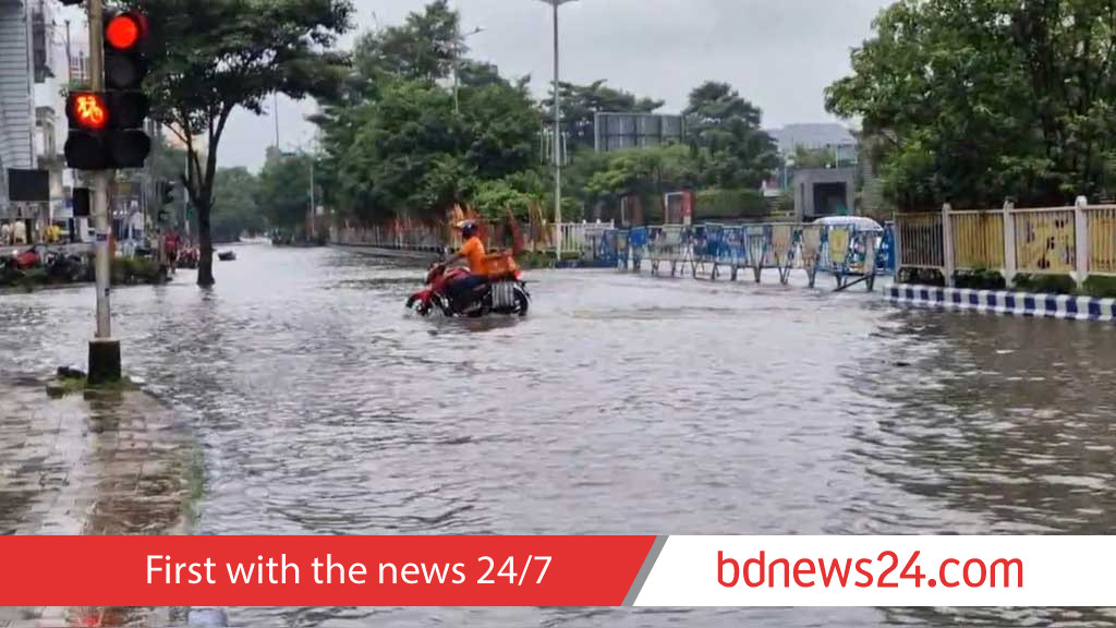 ভারি বৃষ্টিতে কলকাতাজুড়ে জলাবদ্ধতার মধ্যে ৭ মৃত্যু