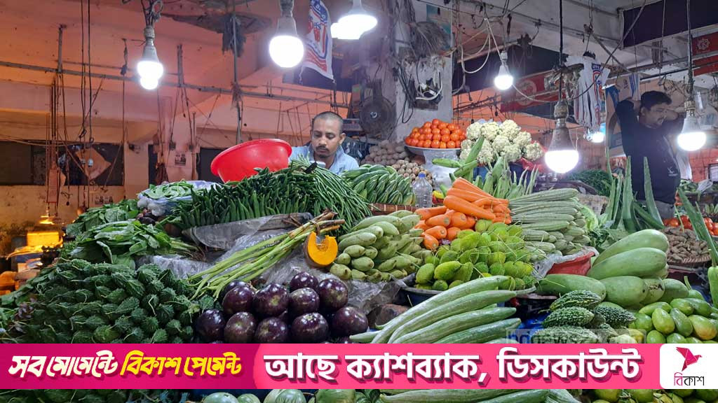 চড়া সবজির বাজারে ক্রেতার ‘মন খারাপ’