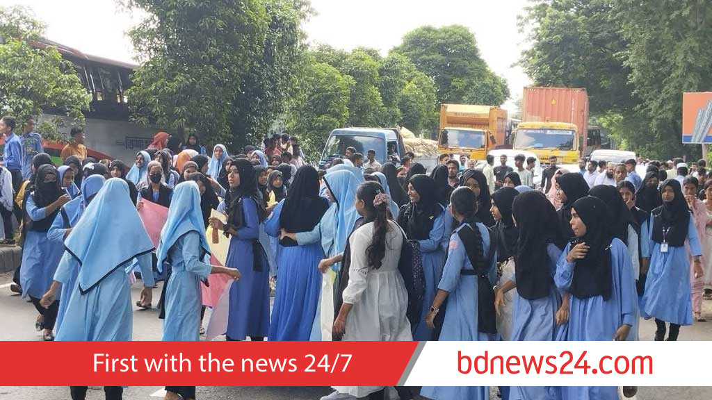 গজারিয়ায় বাসচাপায় শিক্ষার্থী নিহত, ঢাকা-চট্টগ্রাম মহাসড়ক অবরোধ