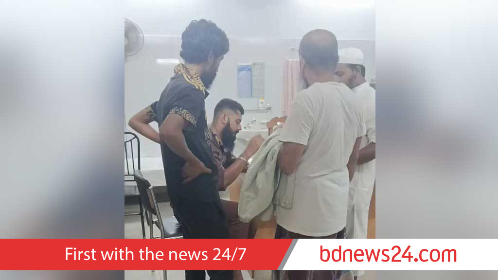 ময়মনসিংহ মেডিকেলে রোগী ভর্তি নিচ্ছেন সিকিউরিটি গার্ড, ভিডিও ভাইরাল