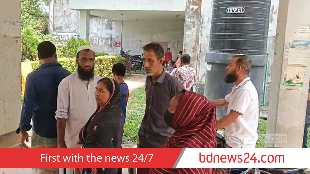 মাদ্রাসার সামনে খালে মাছ ধরতে নেমে বিদ্যুৎস্পৃষ্টে ২ ছাত্রের মৃত্যু