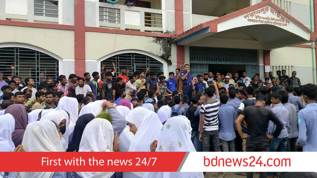 নওগাঁয় শিক্ষার্থীদের বিক্ষোভের মুখে প্রধান শিক্ষকের পদত্যাগ