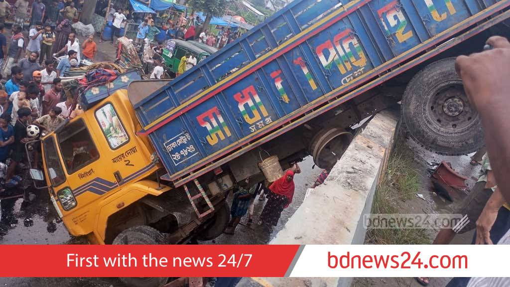ফতুল্লায় ওভারপাসের রেলিং ভেঙে ঝুলে থাকা ট্রাক অপসারণ, নিহত ১