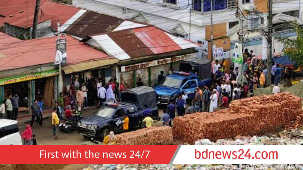 নারায়ণগঞ্জে ফ্যানে ঝুলছিলেন যুবক, খাটে স্ত্রী-সন্তানের লাশ