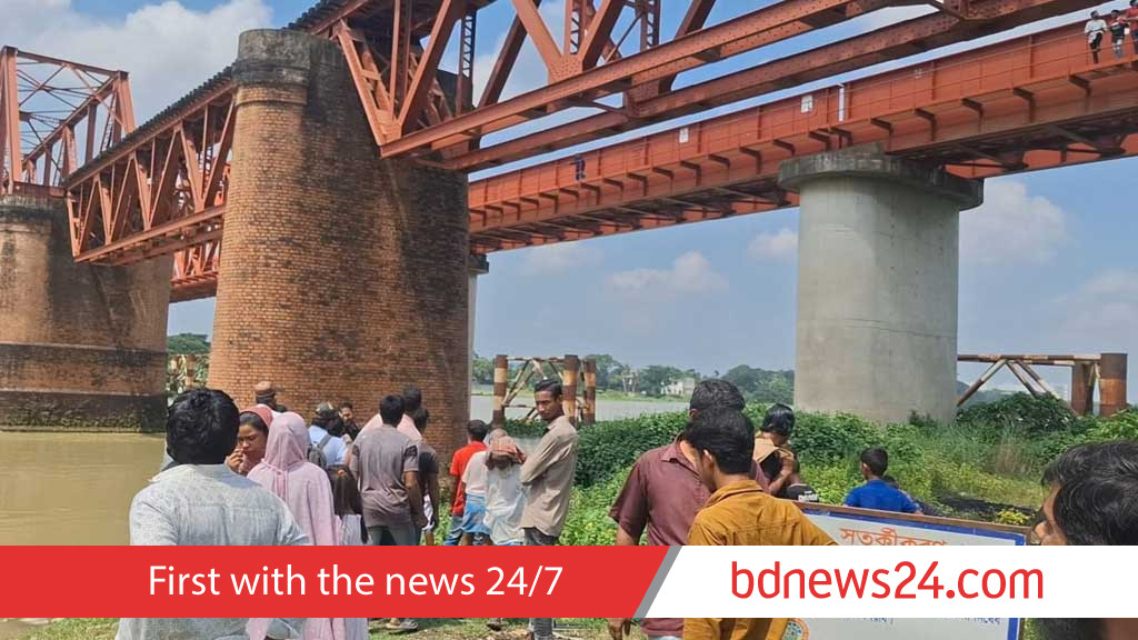সেতু পার হওয়ার সময় ট্রেনে কাটা পড়ে নারী নিহত