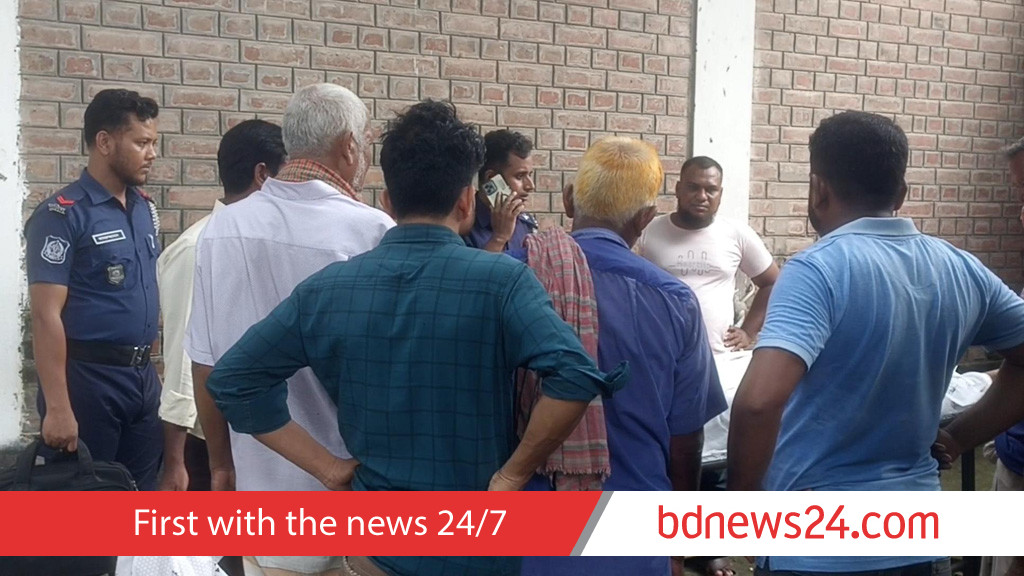 নাটোরে বাসের ধাক্কায় প্রাণ গেল মাছ ব্যবসায়ীর