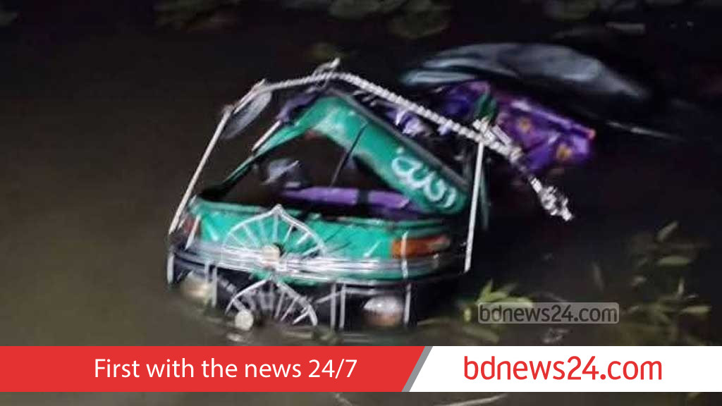 নোয়াখালীতে অটোরিকশা ধান ক্ষেতে, প্রাণ গেল নারীর, আহত ৪