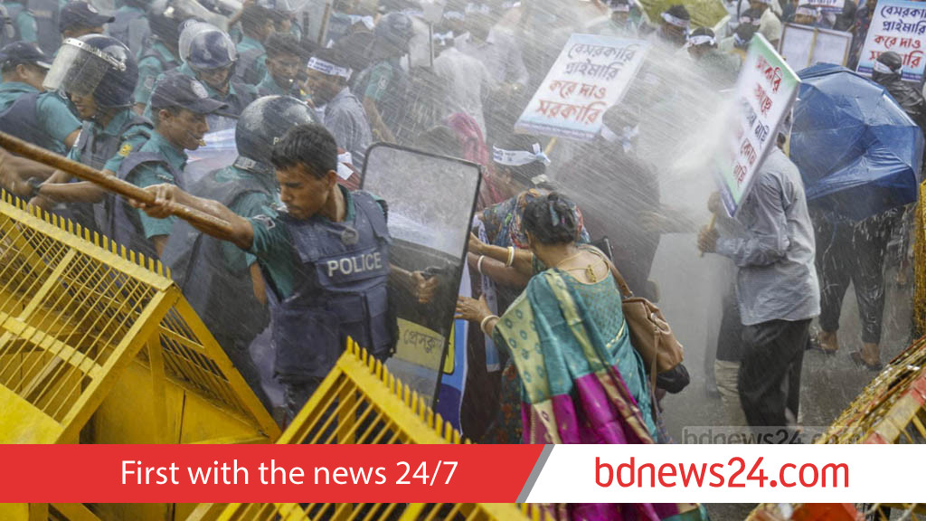 বেসরকারি শিক্ষকরা যমুনা অভিমুখে, পিটিয়ে সরাল পুলিশ