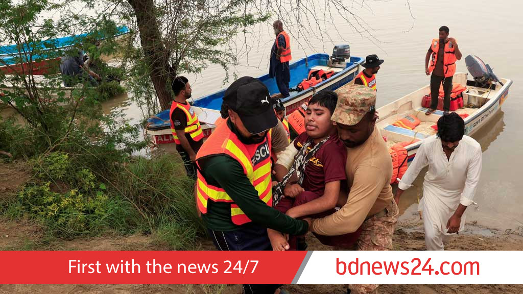 পাকিস্তানে বন্যা: উদ্ধারকারীদের নৌকা উল্টো নিহত ৯