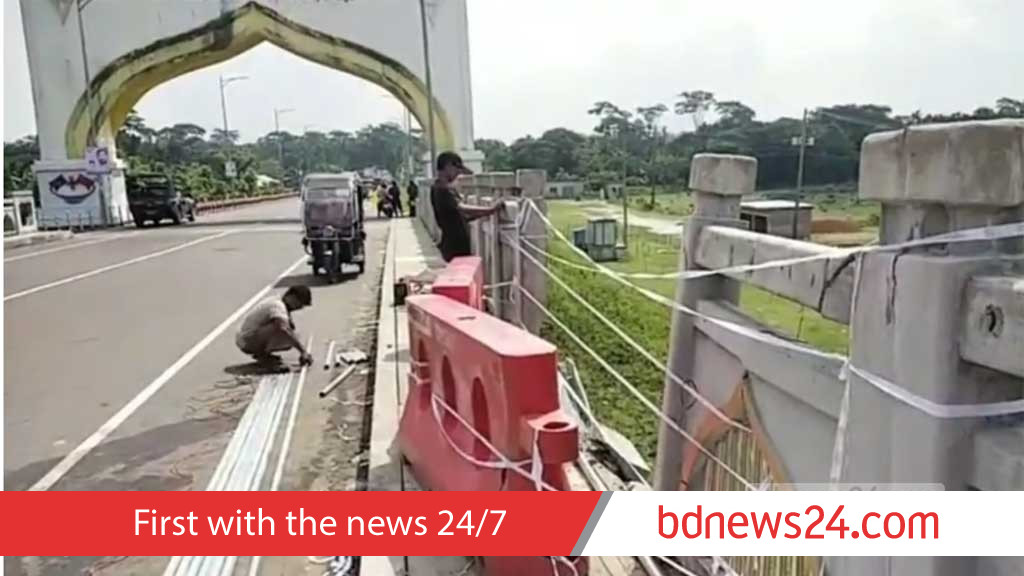 পিরোজপুরে পিকআপের ধাক্কায় চীন মৈত্রী সেতুর রেলিং বিধ্বস্ত
