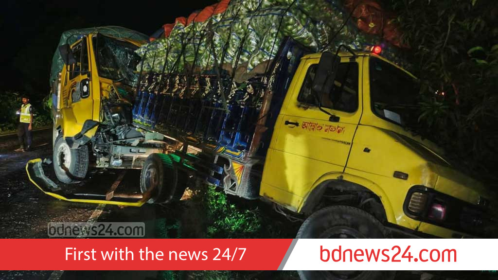 রাজবাড়ীতে দাঁড়িয়ে থাকা ট্রাকে আরেক ট্রাকের ধাক্কা, চালকসহ নিহত ২
