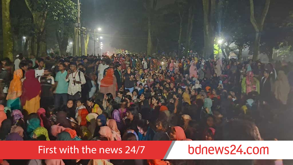 ‘পোষ্য কোটা’: মধ্যরাতে হল থেকে বেরিয়ে রাবির ছাত্রীরাও আন্দোলনে