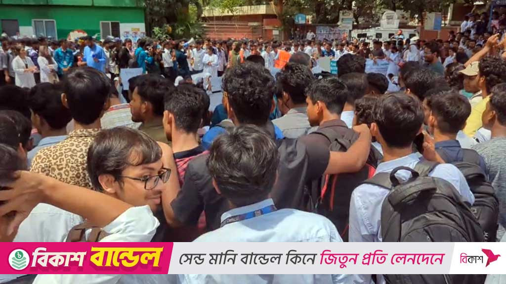 সাতরাস্তা মোড়ে পলিটেকনিক শিক্ষার্থীদের সড়ক অবরোধ