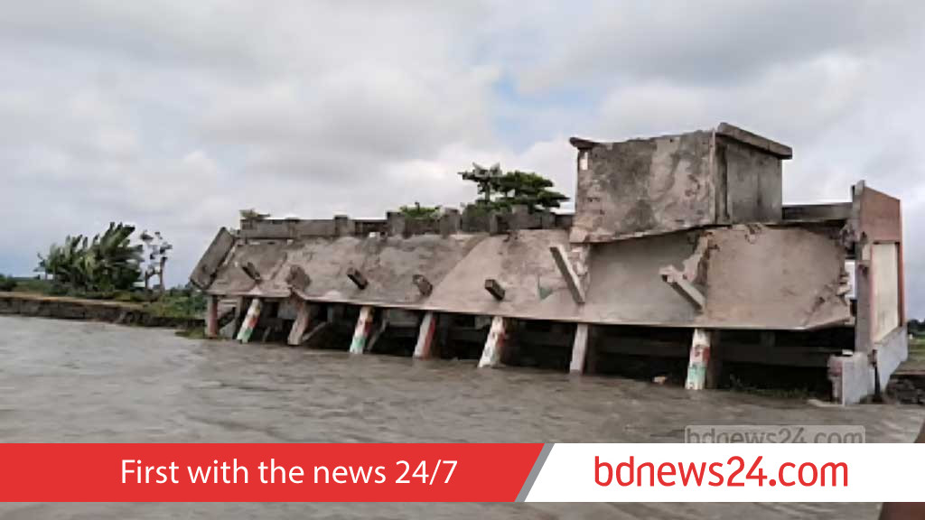 শরীয়তপুরে পদ্মার ভাঙনে বিলীন প্রাথমিক বিদ্যালয় ভবন